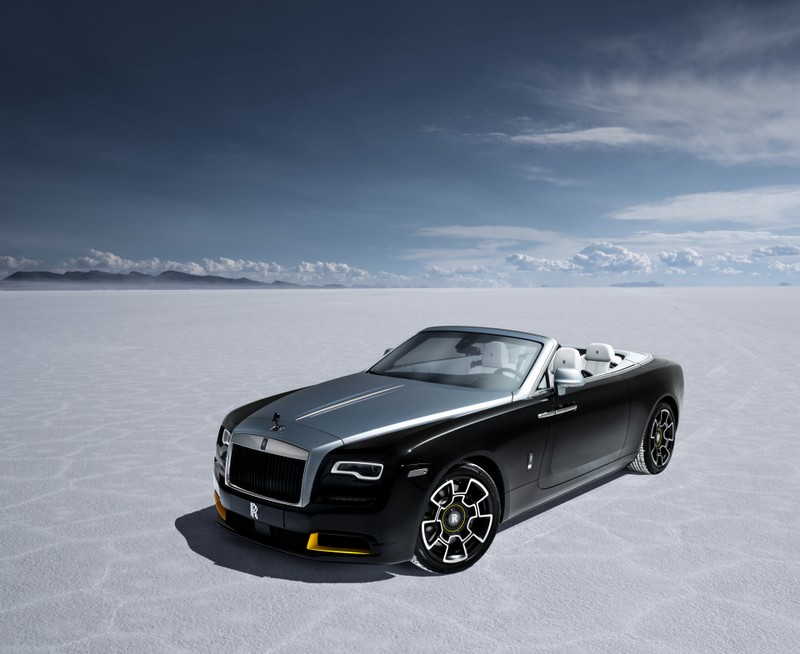 Близкий план черного автомобиля на пустынной равнине (rolls royce dawn black badge, 8k, коллекция скорости, 2021, 5k)