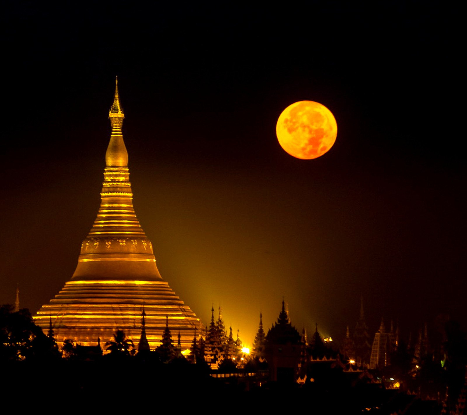 Vue arabe d'une grande pagode avec une pleine lune en arrière-plan (doré, clair de lune)