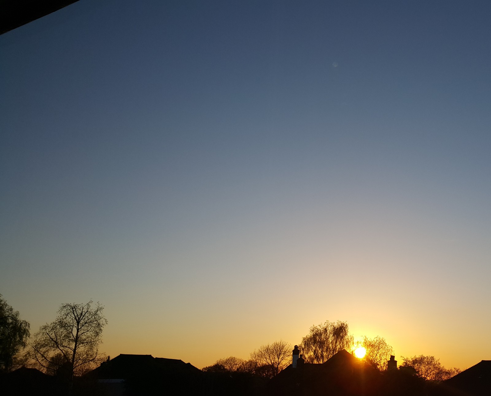 Vue aérienne d'un coucher de soleil avec une personne faisant voler un cerf-volant (4k, après midi, génial, soir, paysage)