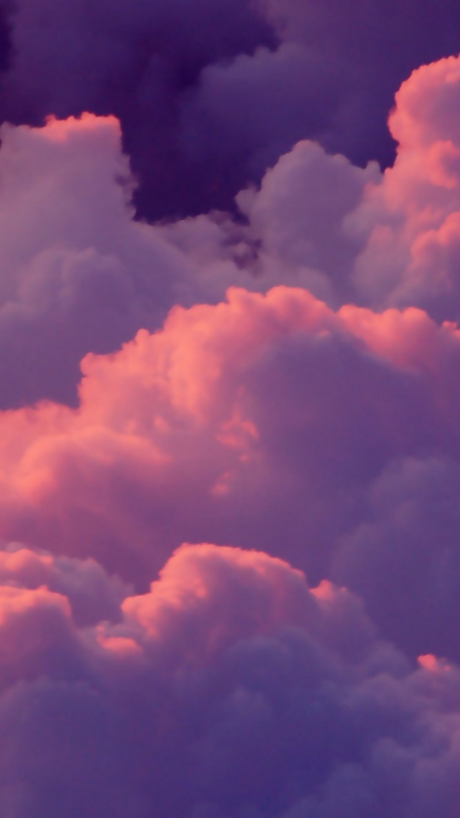 Un avion vole à travers les nuages au coucher du soleil (esthétique, nuages, rose)