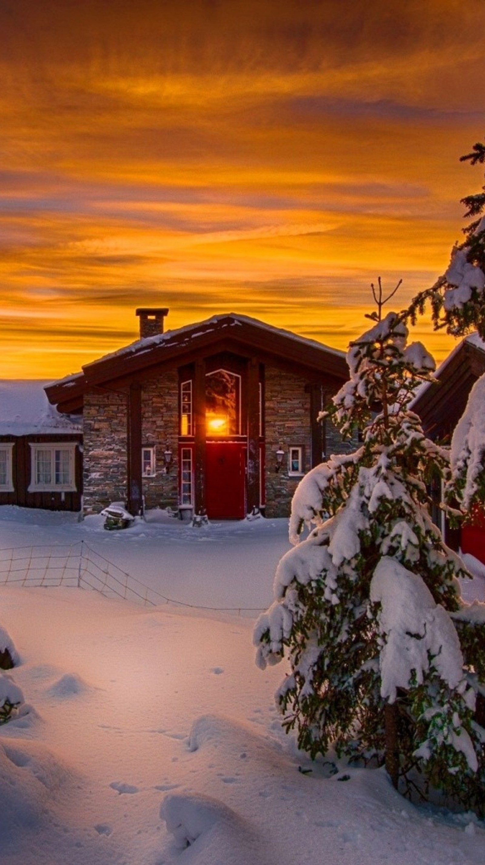 Scène enneigée d'une cabane avec une porte rouge (neige, arbre, hiver)