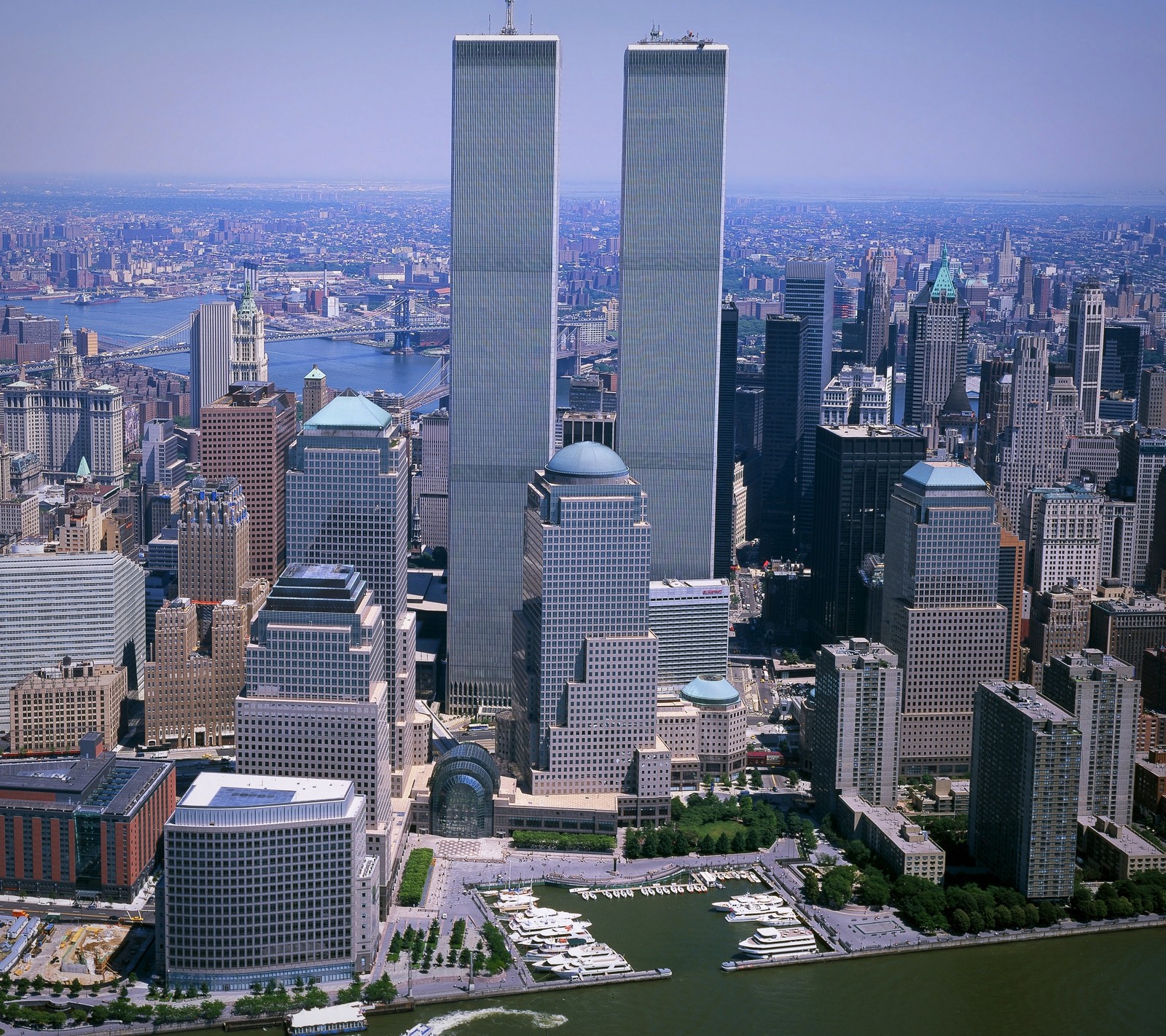 Uma vista impressionante de uma cidade com arranha-céus e um corpo d'água (911, américa, nova york, new york, ny)