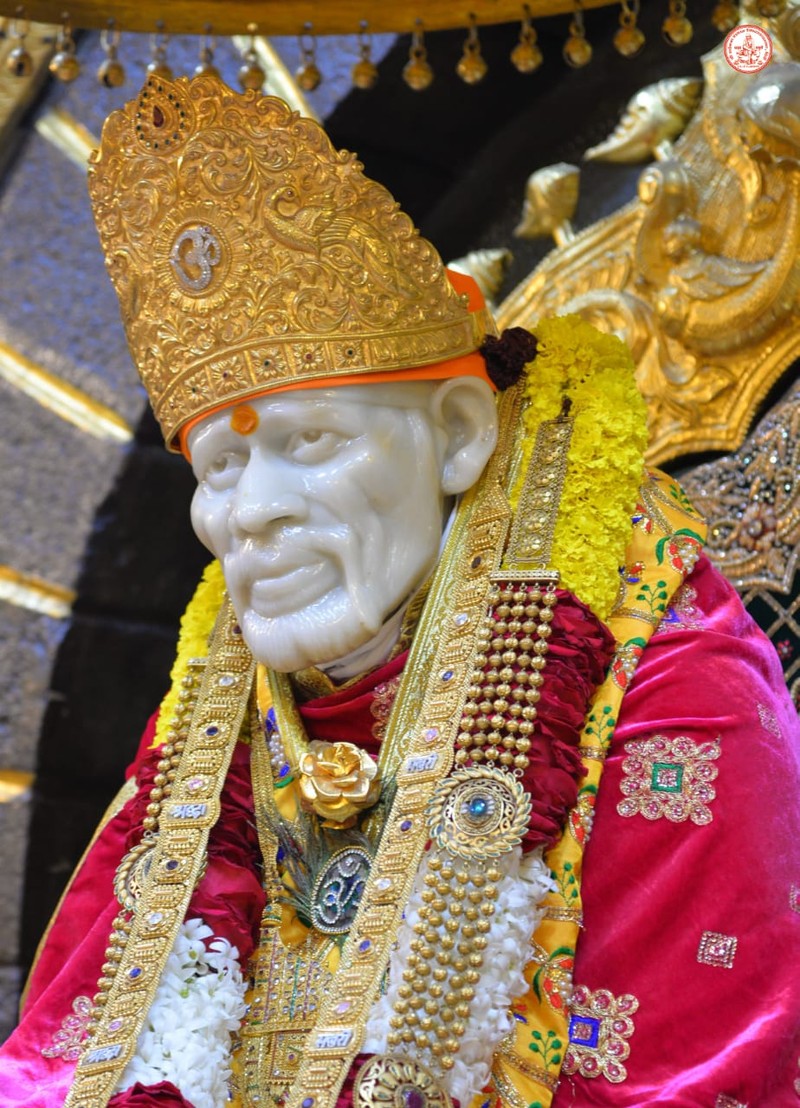 Крупный план статуи человека в короне (сай баба, sai baba, ширди, shirdi)