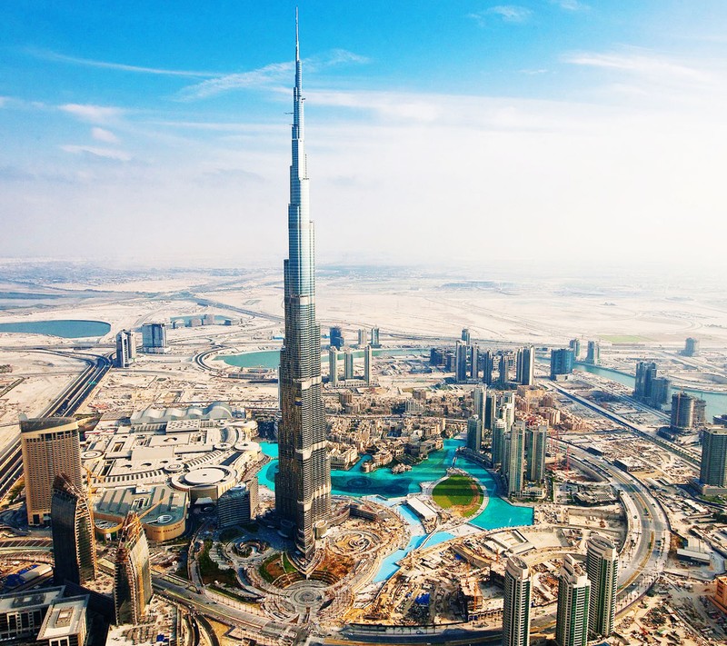 Вид города с высоким зданием в его центре (burj khalifa, город, дубай, dubai)