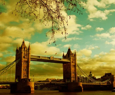 Tower Bridge: Um ícone atemporal de Londres sob um céu dramático