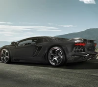 Elegante Lamborghini Aventador S preto em estrada cênica