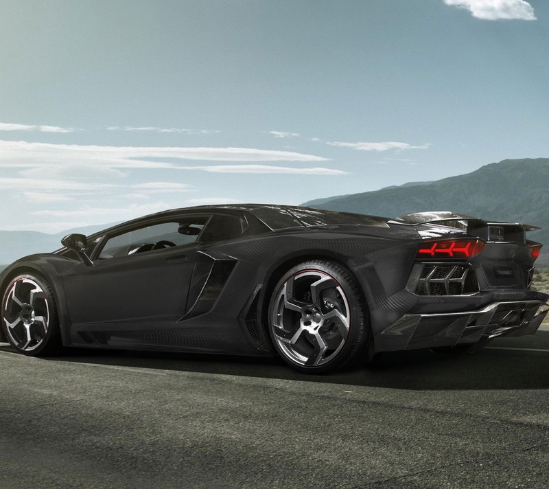 Un primer plano de un automóvil deportivo negro en la carretera (lamborghini, s3)