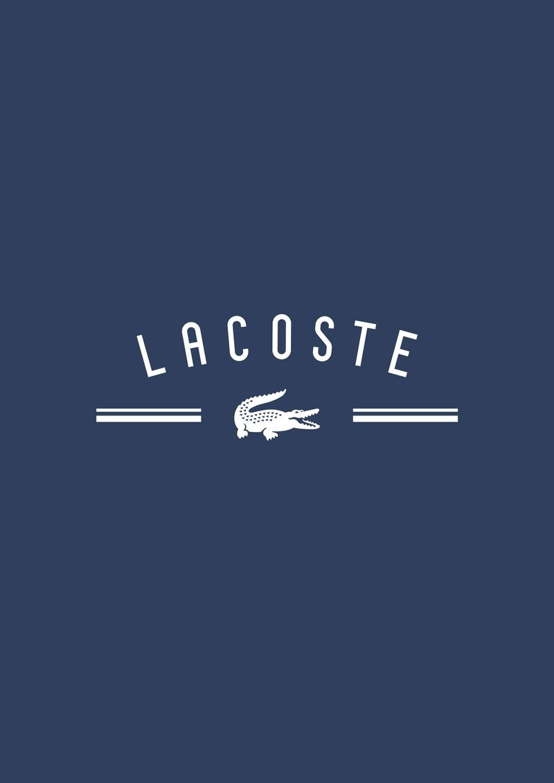 Приближенный план белого логотипа lacoste на синем фоне (флот, пар)