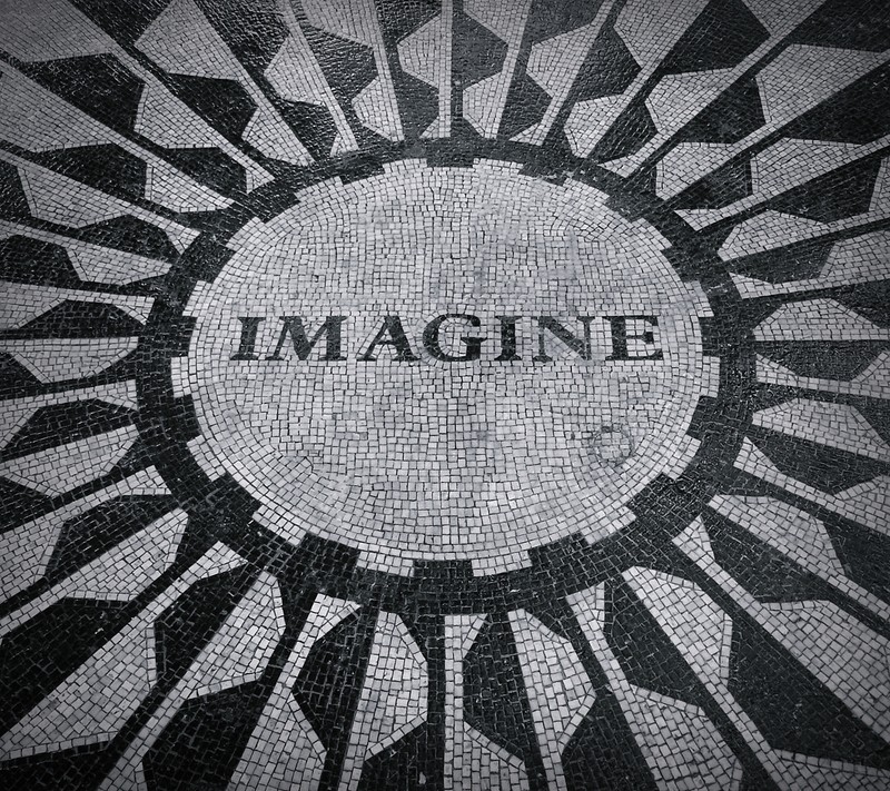 Крупный план мозаики со словом imagine (битлз, beatles, город, леннон, нью йорк)