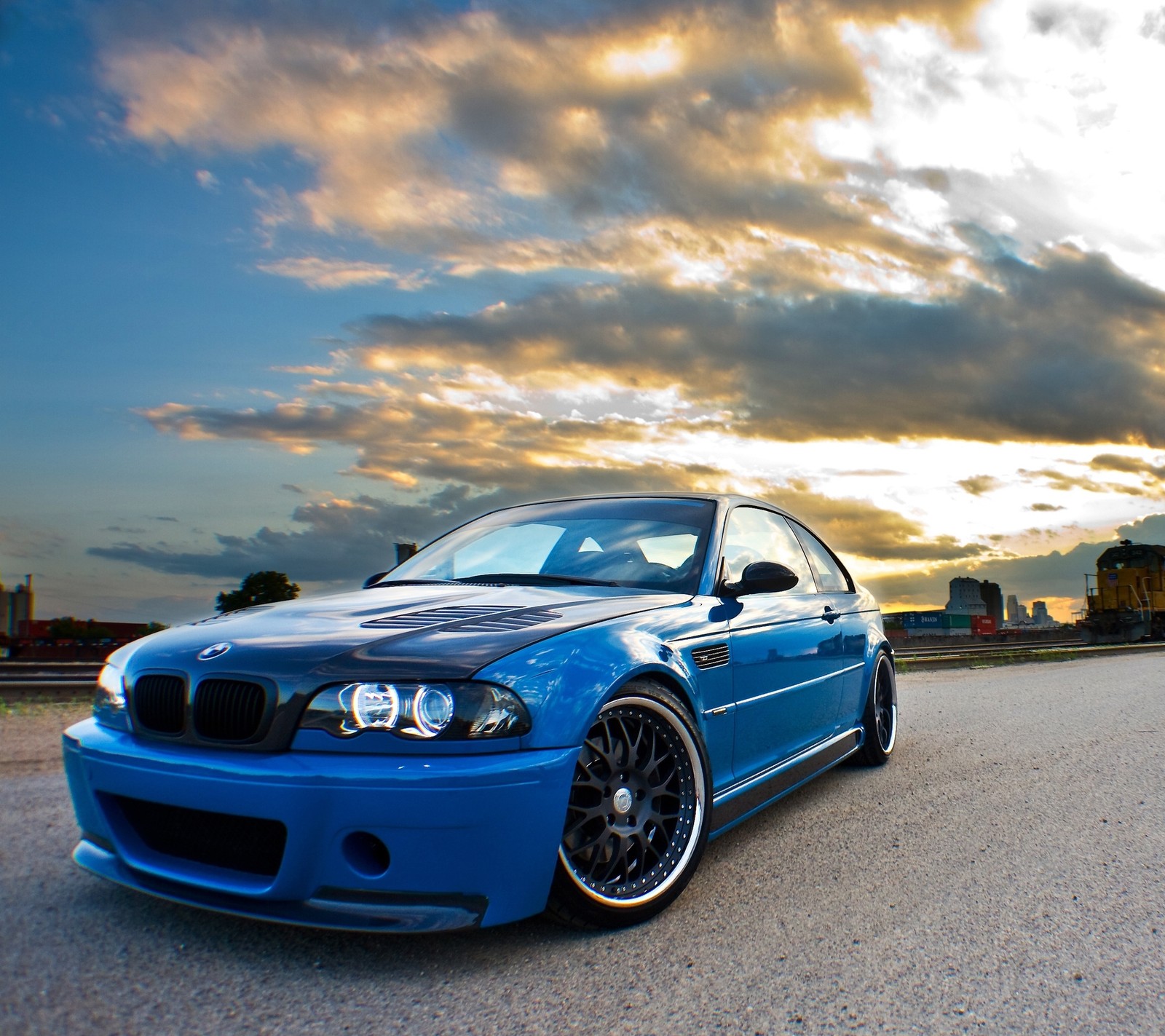 Arafed blue bmw car parked on a road with a cloudy sky (bmw m3, e46)