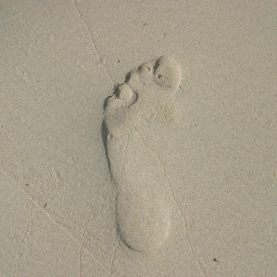 Empreintes de solitude : Une seule empreinte dans le sable doux