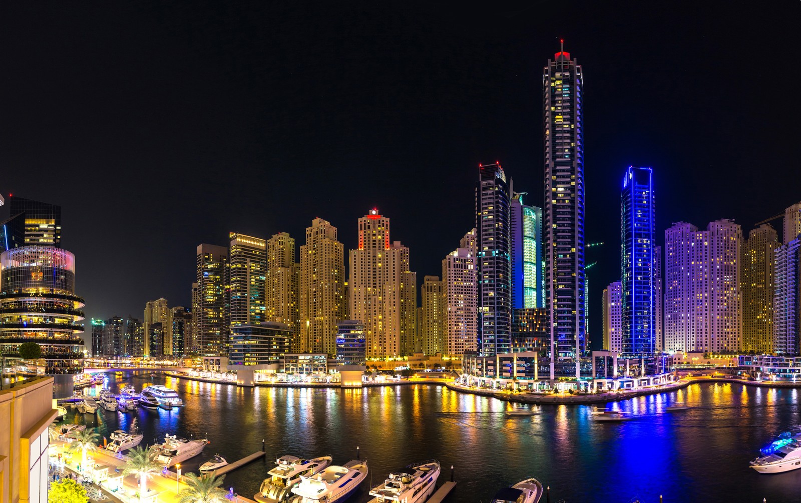 Beleuchtete stadtansicht bei nacht mit booten im wasser (dubai marina, nacht, stadt, stadtbild, metropole)