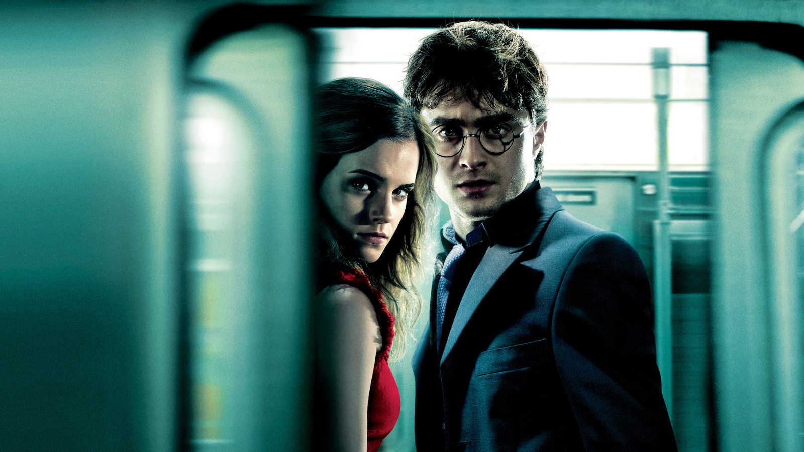 Harry potter y hermione en un metro (harry potter, hermione granger, daniel radcliffe, gafas, abrigo)