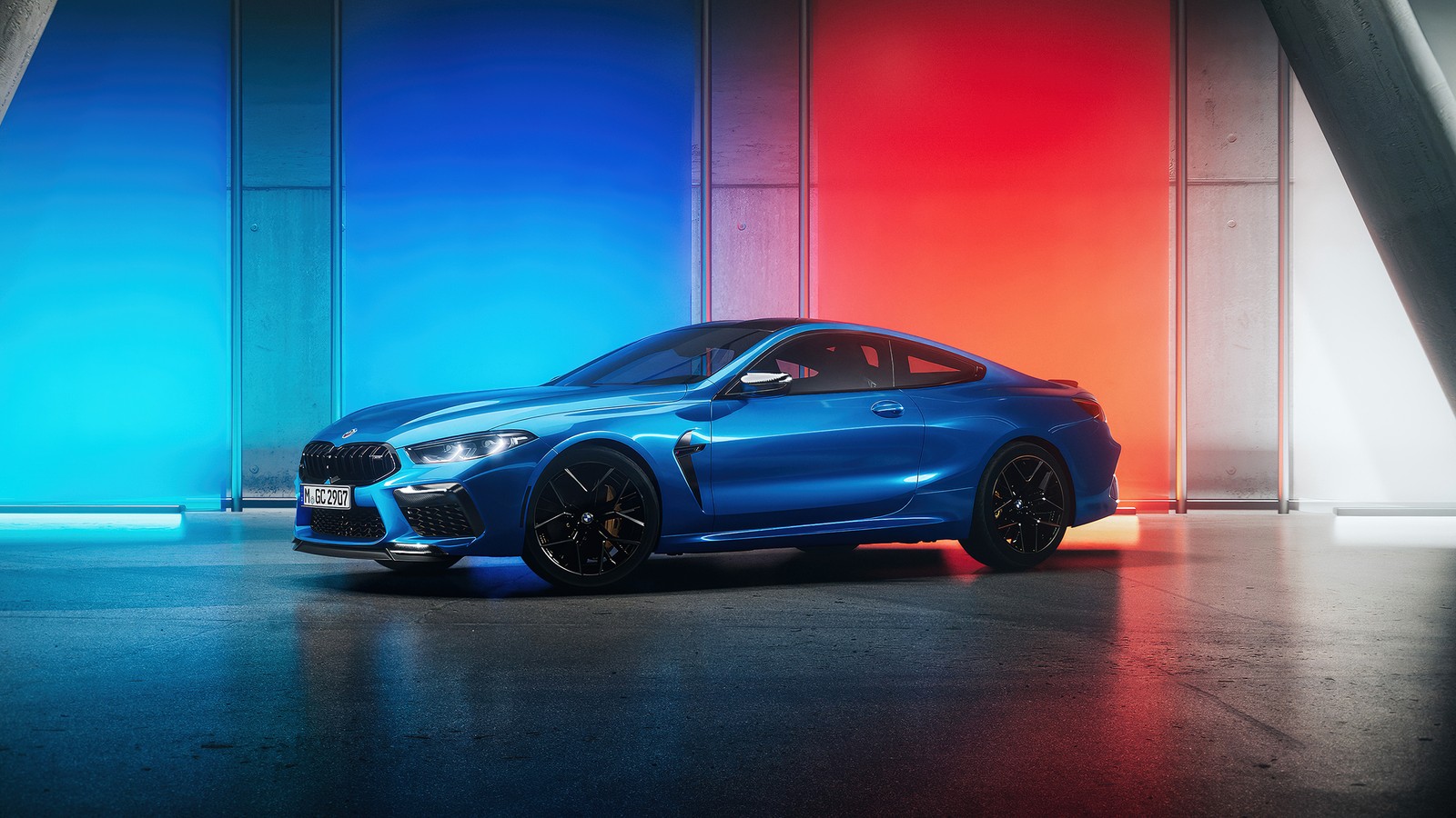 Синий спортивный автомобиль bmw припаркован перед яркой стеной (bmw m8 competition, unreal engine 5, cgi, цветной фон, машины)