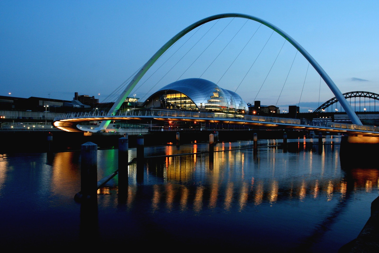 Скачать обои отражение, мост тысячелетия гейтсхеда, gateshead millennium bridge, мост, арочный мост