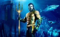 Aquaman dans un royaume sous-marin vibrant, wielding son trident au milieu des requins et des ruines anciennes.