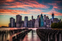 Horizonte de Manhattan ao crepúsculo: Um vibrante reflexo urbano