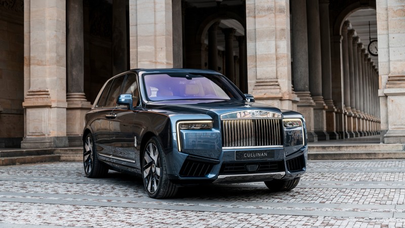 Черный роллс-ройс припаркован перед зданием (роллс ройс кулинан, rolls royce cullinan, 2024, 5k, 8k)