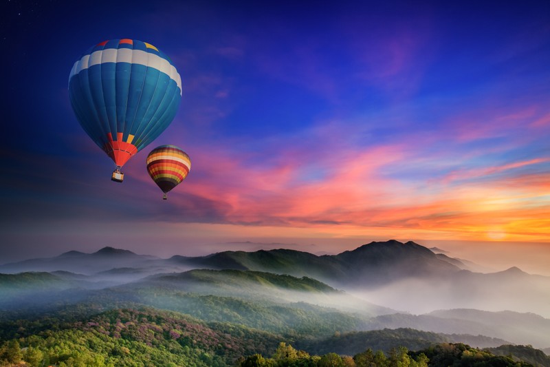 Два воздушных шара, летящих над горами на закате (воздушные шары, doi inthanon national park, восход солнца, рассвет, холмы)