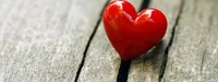 Símbolo del amor: Un corazón rojo sobre una superficie de madera