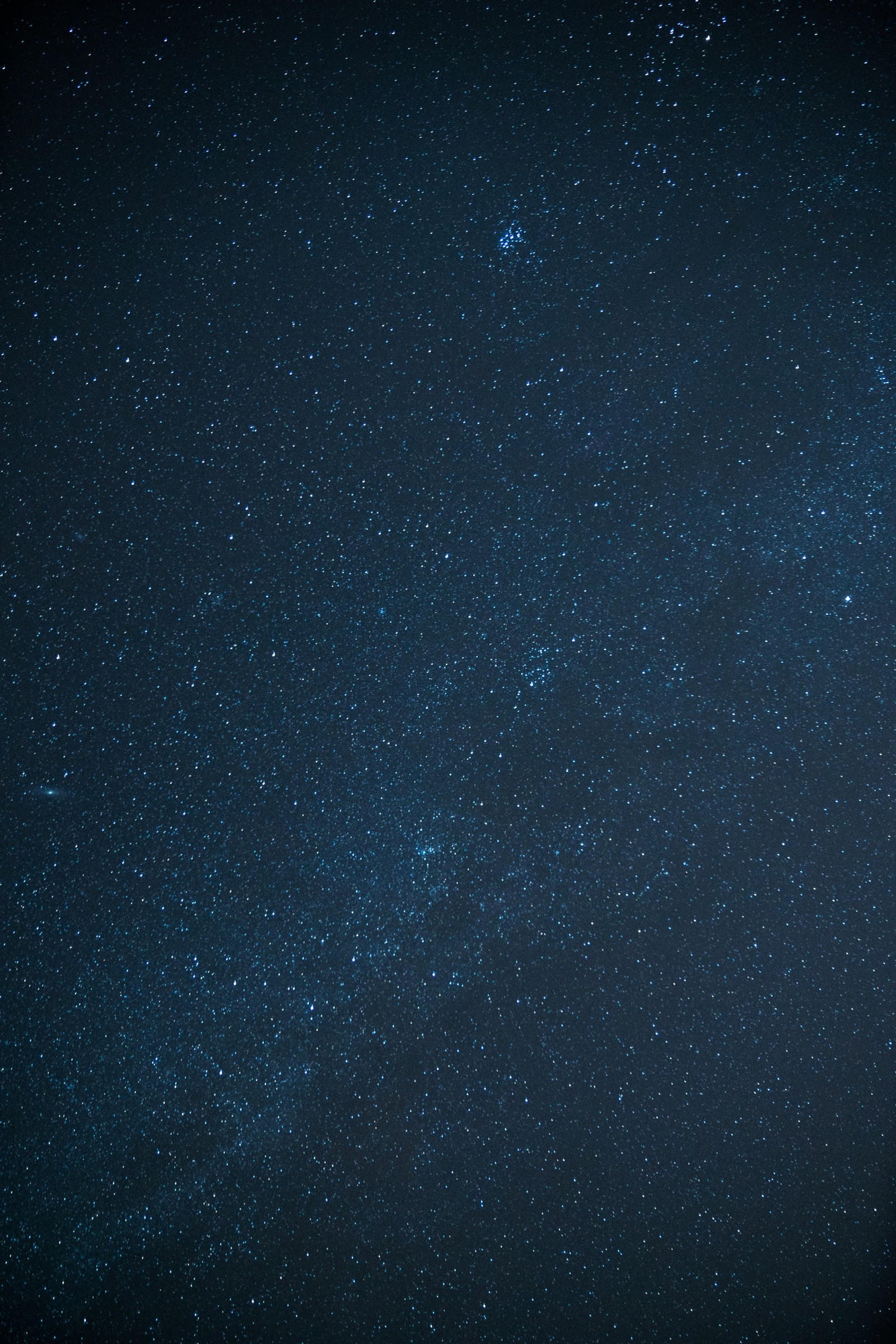 Céu estrelado com um único avião voando à distância (azul, preto, atmosfera, noite, espaço)