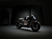 2020 Triumph Rocket 3 TFC: Un impresionante cafe racer negro contra un fondo oscuro