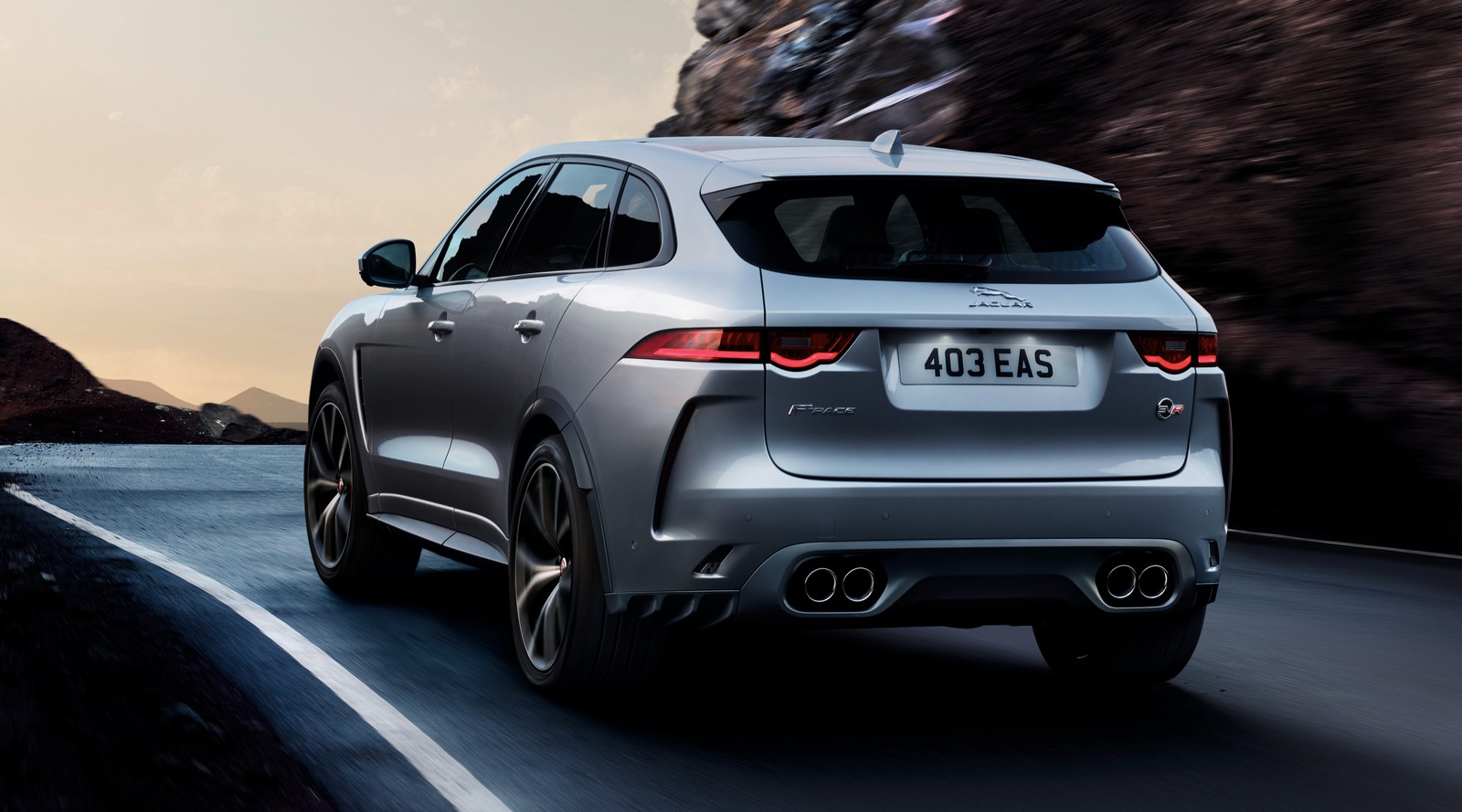 Задняя часть серебристого jaguar pace 2020, движущегося по горной дороге (ягуар, машина, ягуар s type, jaguar s type, обод)