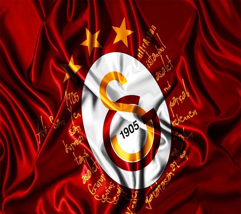 Крупный план красного флага с белым и золотым номером (cimbom, galatasaray)