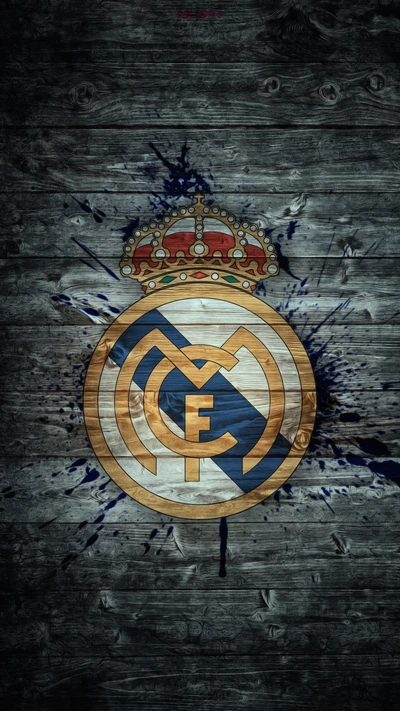 Logo del Real Madrid sobre un fondo de madera rústica