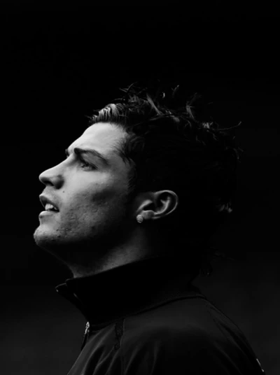 Cristiano Ronaldo en profil contemplatif, capturé en noir et blanc saisissant.