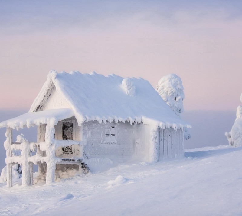 Снежная хижина с крыльцом и крышей на горе (снег, белый, зима)