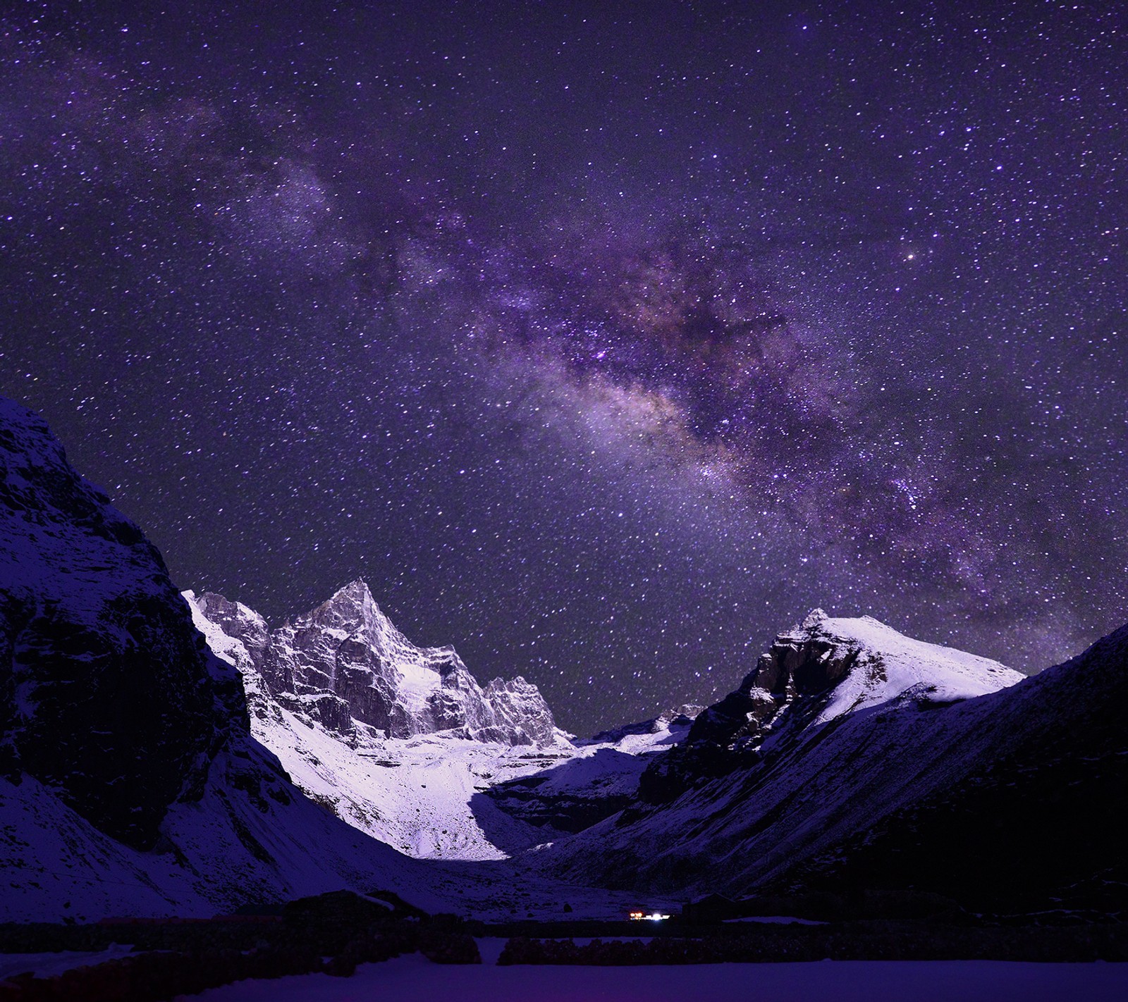 Céu noturno estrelado sobre uma cadeia de montanhas com uma van de camping (galáxia, paisagem, montanhas, roxo, estrelas)