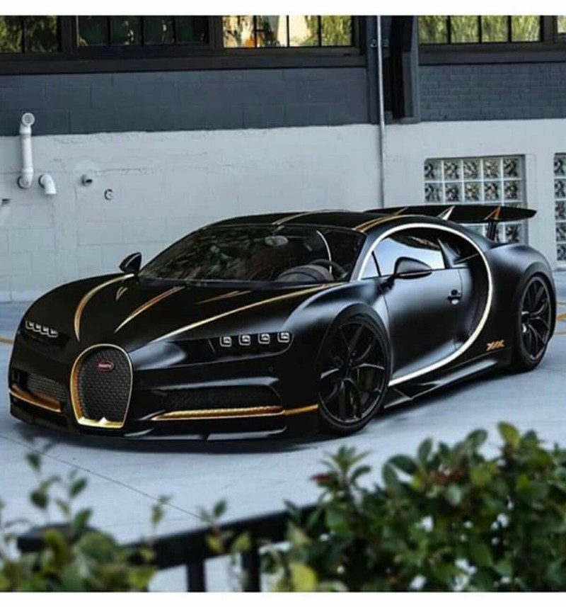 Крупный план черного и золотого bugatti, припаркованного перед зданием (автомобили, машина, автомобиль, машины, хирон)