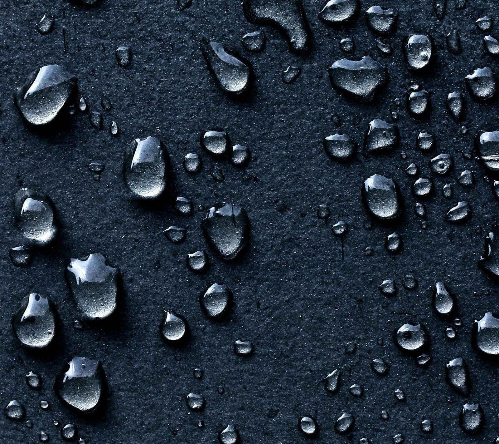 Um close em um monte de gotas de água em uma superfície (azul, gotas, chuva, gotas de chuva, água)