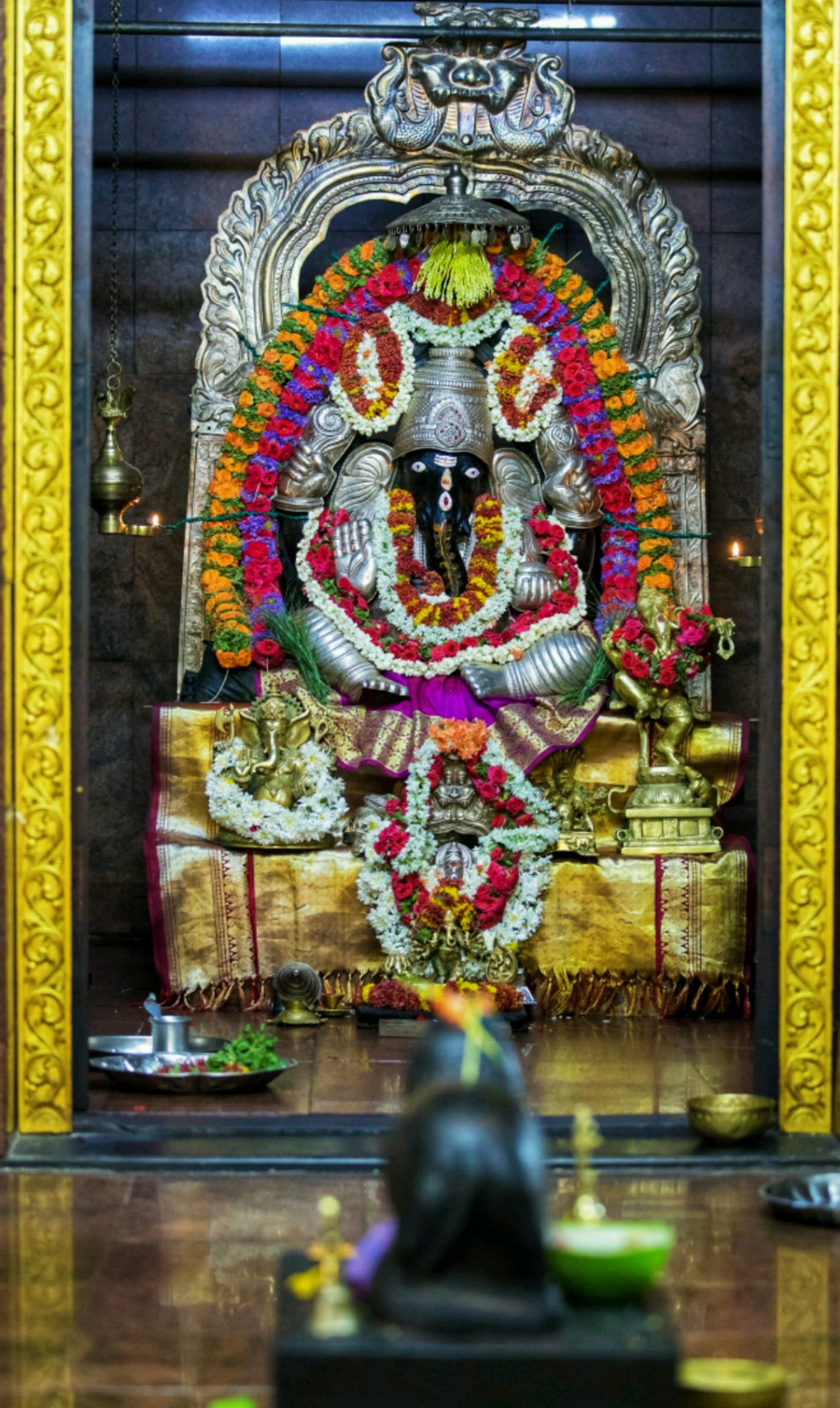 Es gibt eine statue einer person in einem tempel mit einer katze (gott, spirituell)