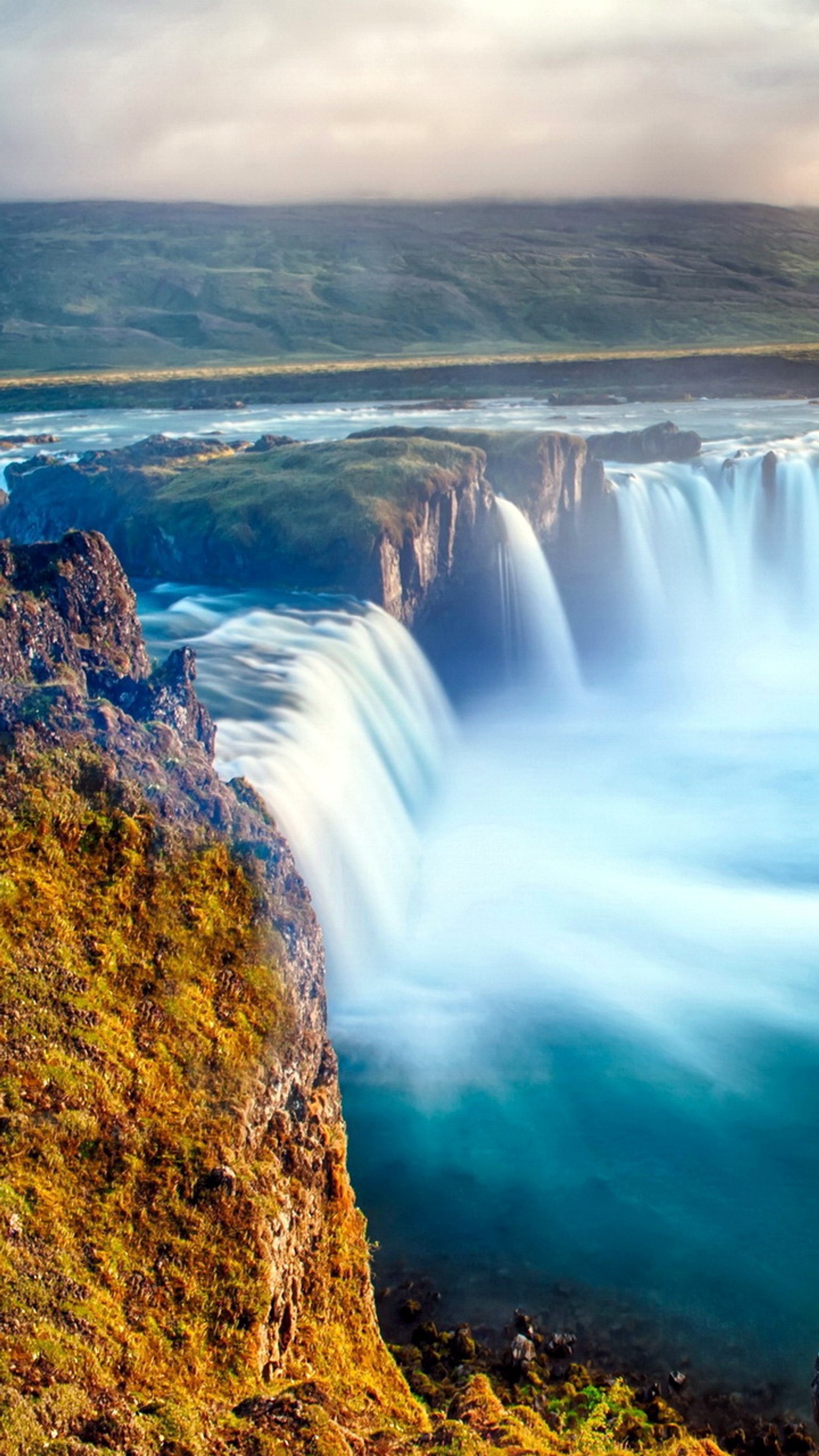 Arafed waterfall with a large amount of water flowing over it (nature, river, waterfall)