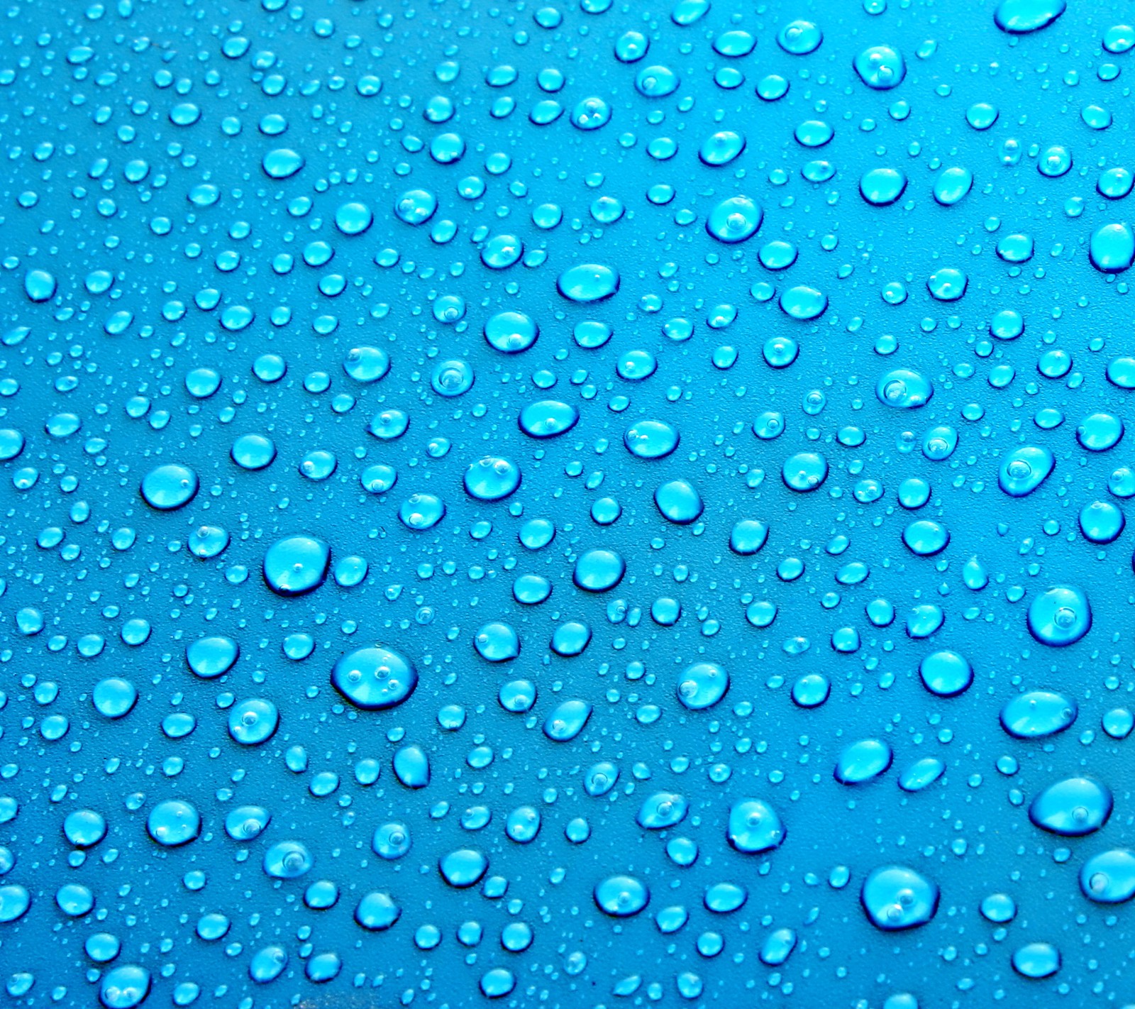 Um close de um fundo azul com gotas de água (azul, gotas, água)