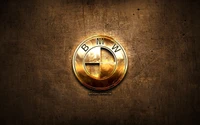 Goldenes BMW-Emblem auf strukturiertem Hintergrund