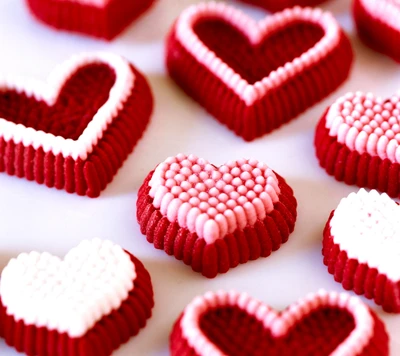 Biscoitos em forma de coração decorados em vermelho e branco para o amor