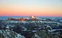 Montanhas glaciares cobertas de neve ao amanhecer com alpenglow