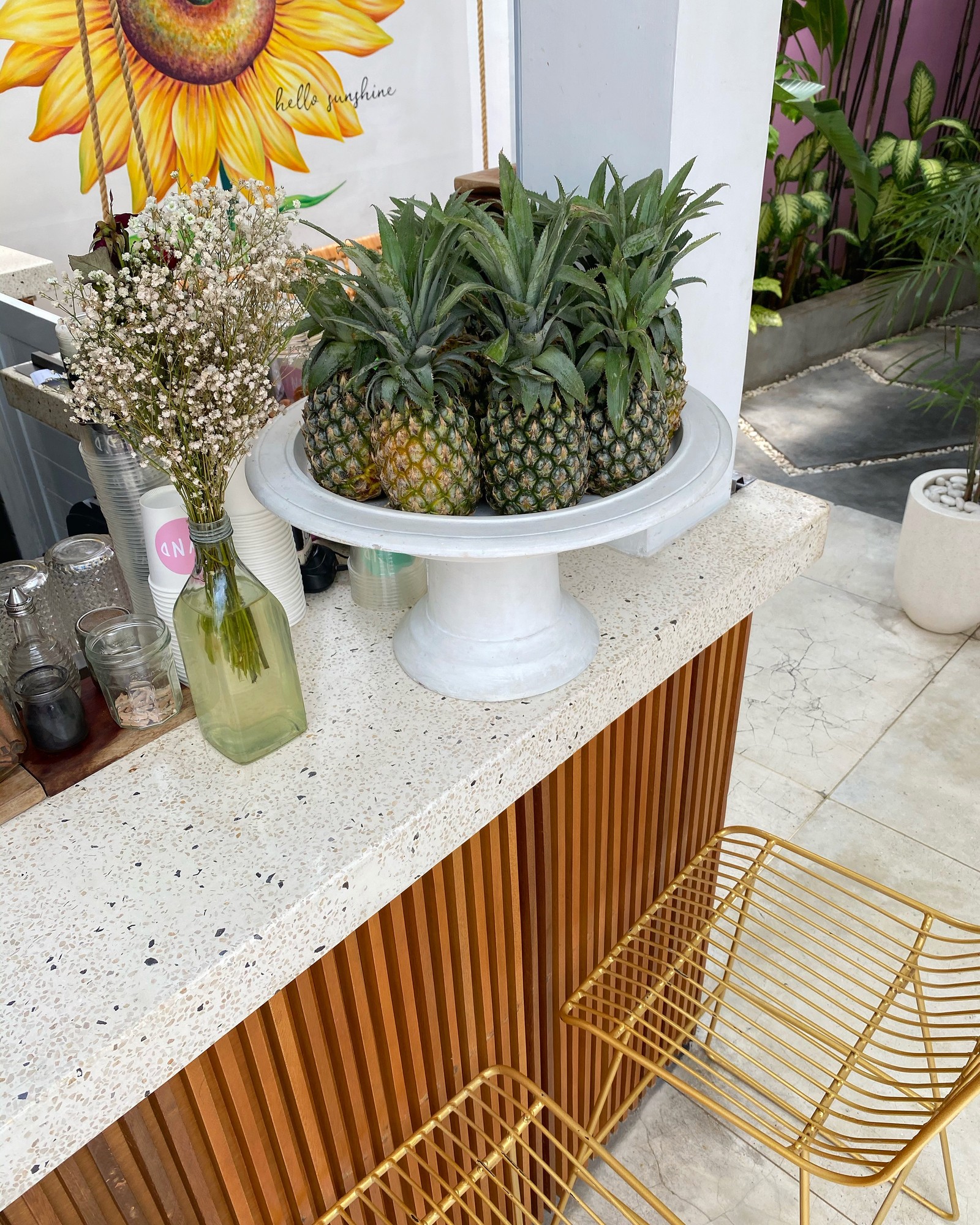 Il y a des ananas et d'autres fruits sur une table avec un vase (pot de fleurs, biologie, science, ananas, produire)