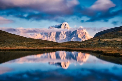 Reflexiones serenas en el Lago delle Baste con un majestuoso fondo montañoso