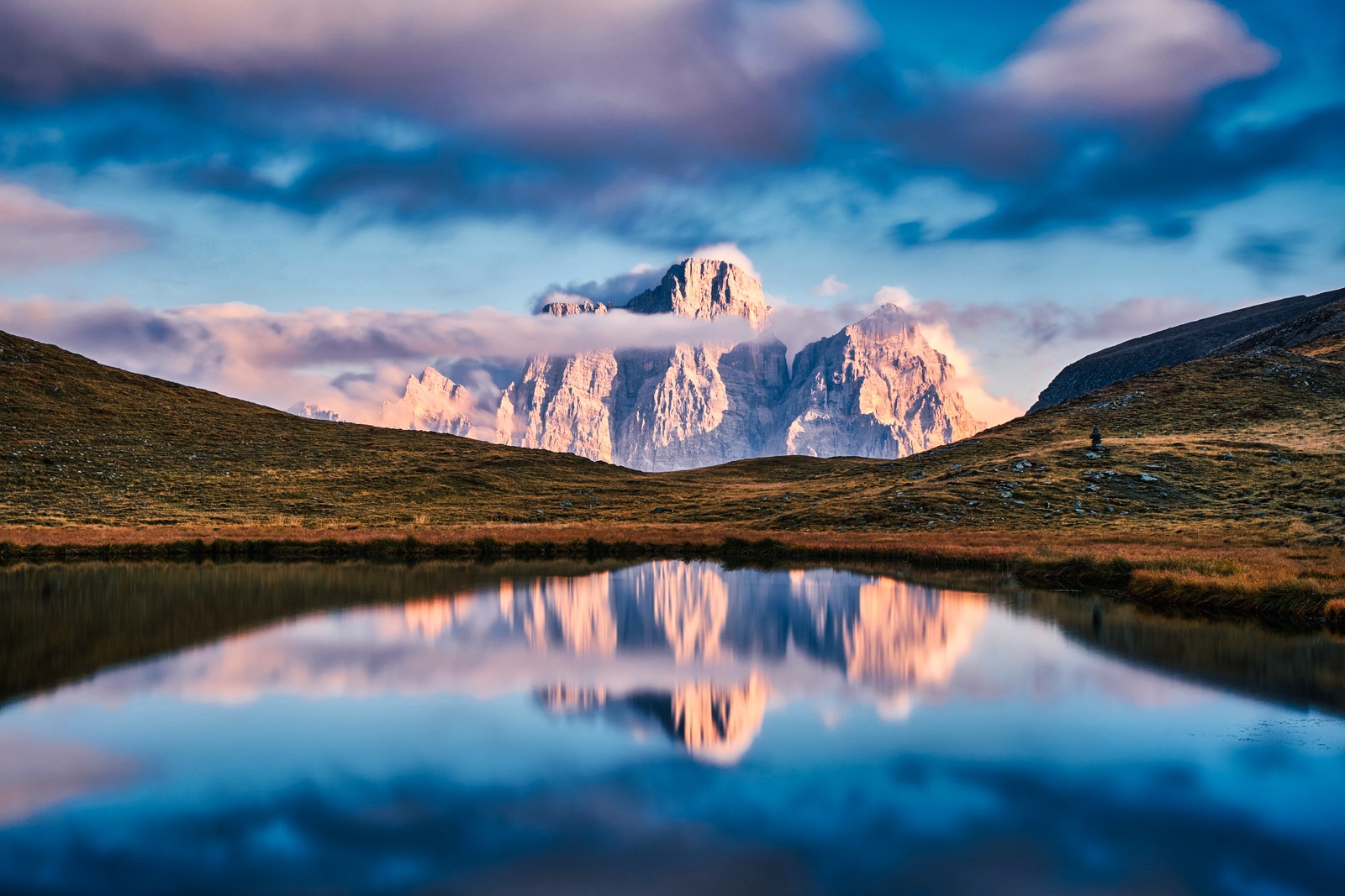 Vue d'une montagne avec un lac au premier plan (lago delle baste, lac, montagnes, paysage, réflexion)