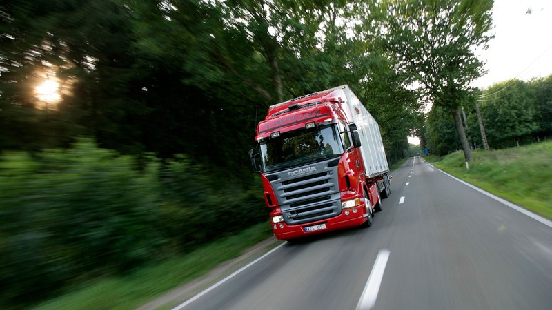 Грузовик, едущий по дороге с деревьями на заднем плане (scania ab, грузовик, транспорт, машина, асфальт)