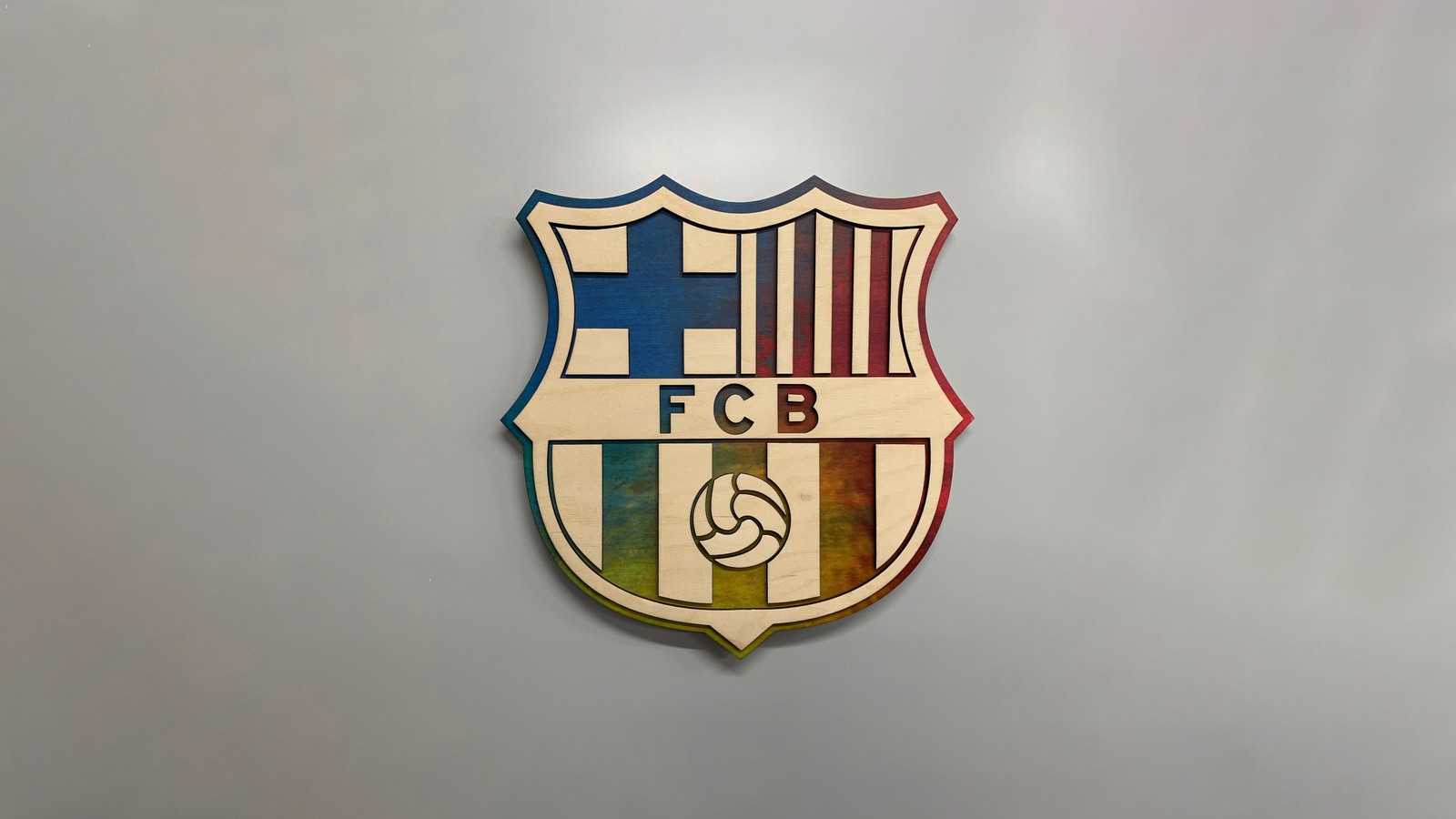 Крупный план футбольного значка на стене (fc barcelona, значок, футбольный клуб, fcb, 5k)