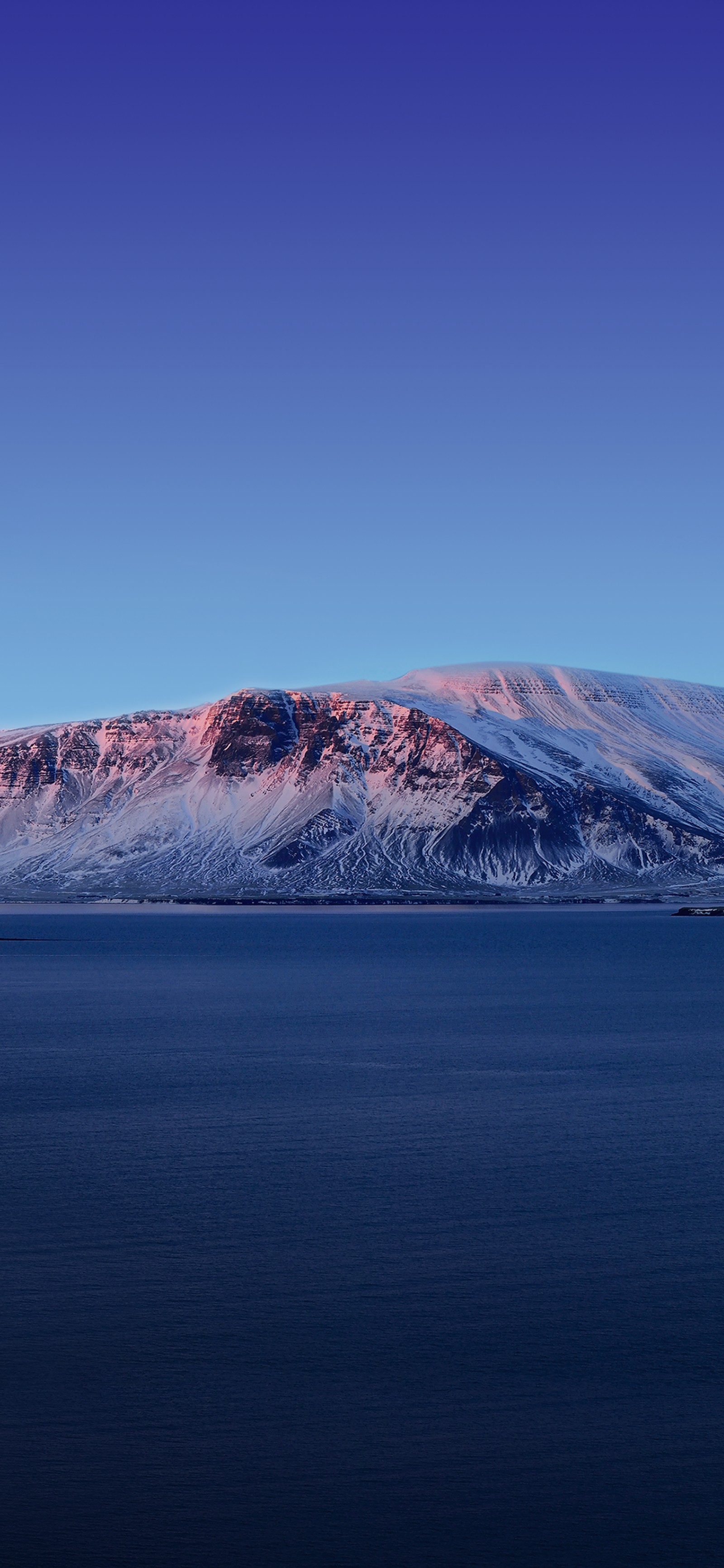 Vue aérienne d'une montagne au loin avec un plan d'eau au premier plan (vivo, vivo nex dual display, pommes, android, téléphone)