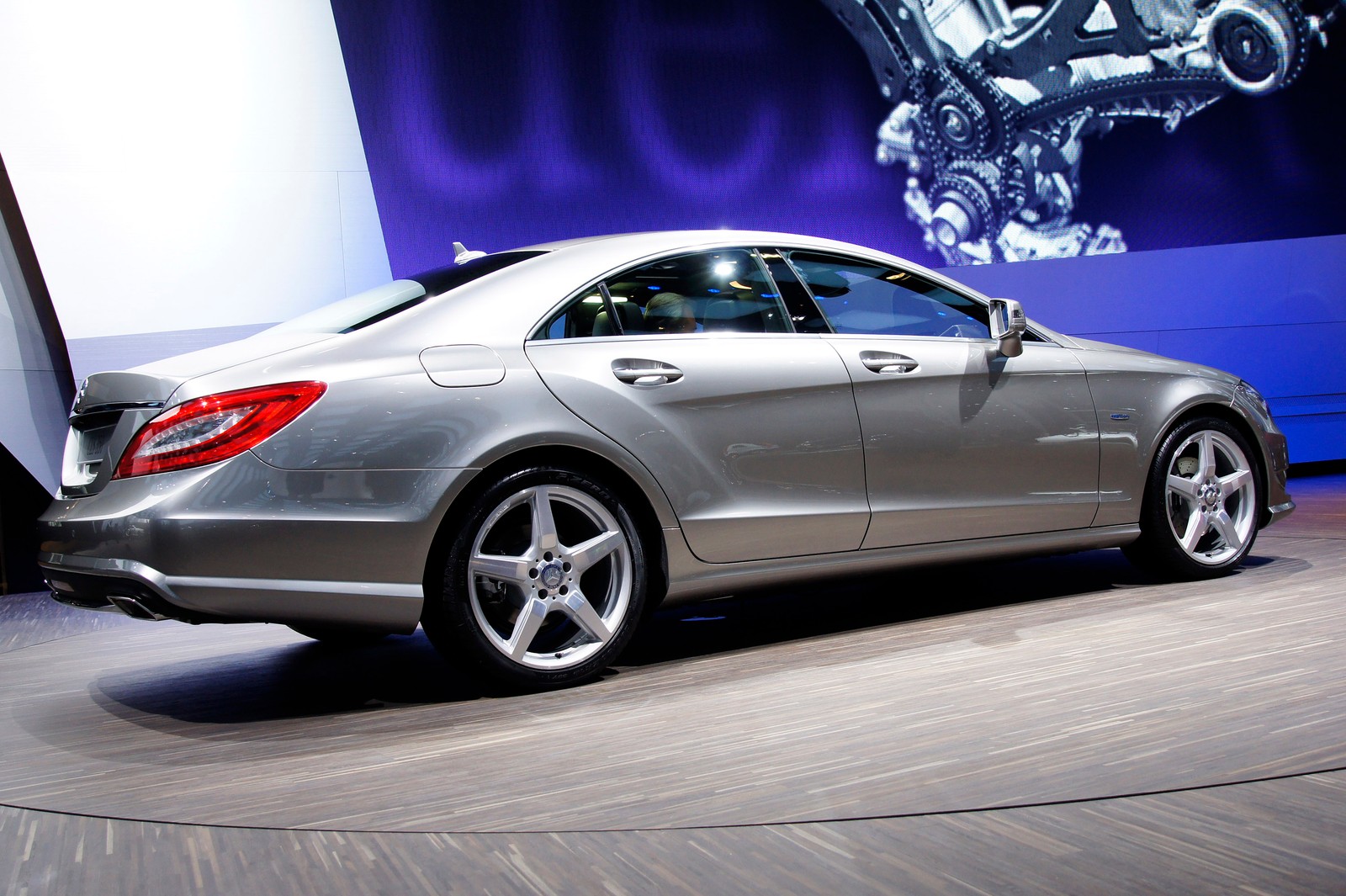 Un mercedes s-class coupé borroso en exhibición en el salón del automóvil de detroit 2013 (coche, coche mediano, sedán, mercedes benz, mercedes benz clase slk)