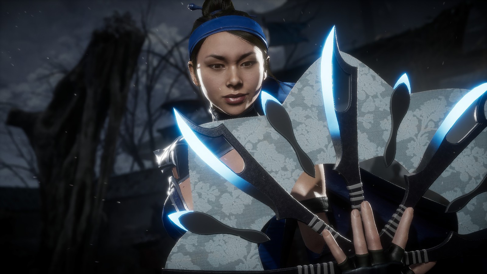 Un primer plano de una persona sosteniendo un montón de cuchillos (kitana, mortal kombat 11, videojuego)