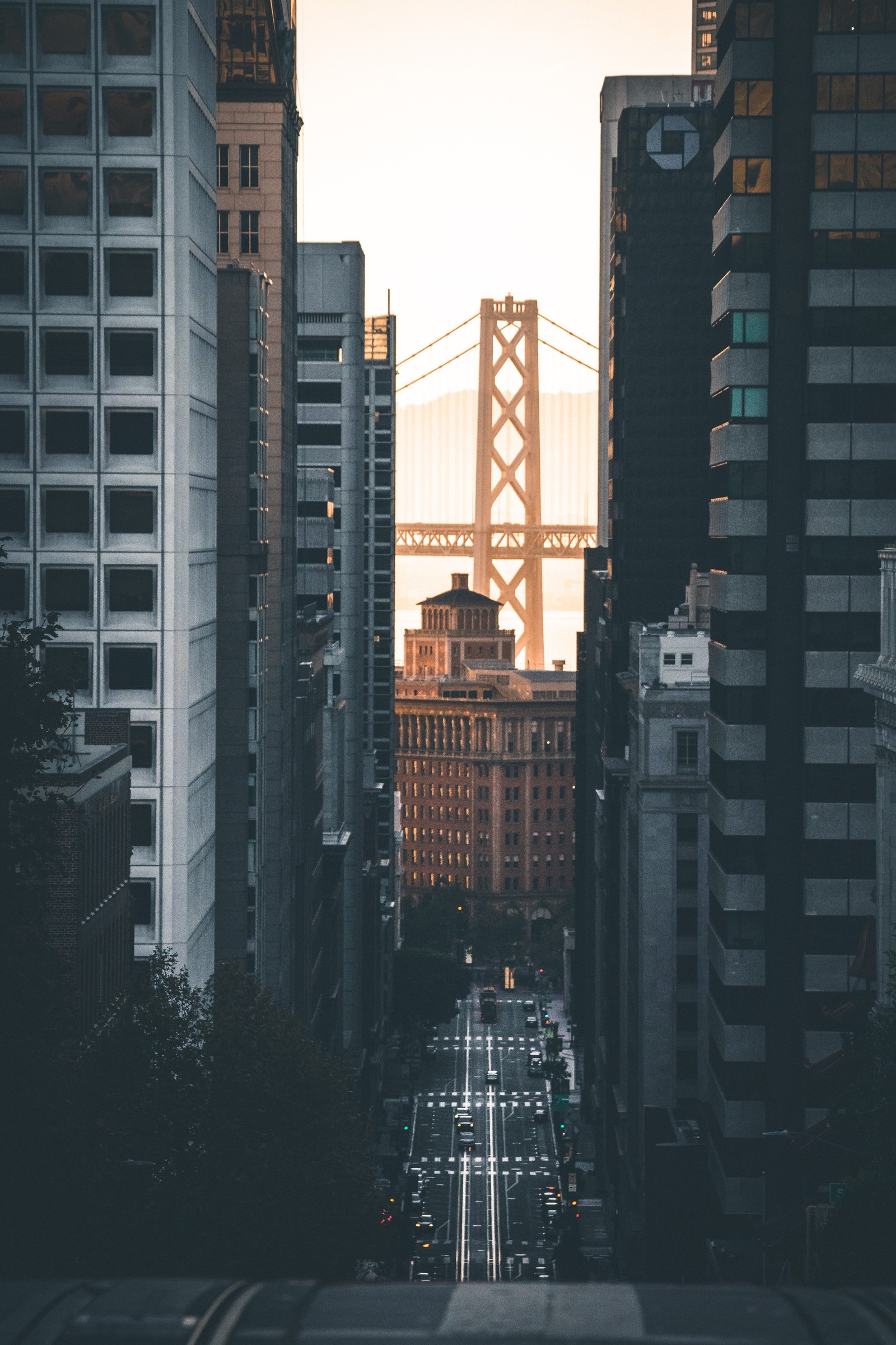 Vista de uma rua da cidade com uma ponte ao fundo (área urbana, metrópole, cidade, assentamento humano, arranha céus)