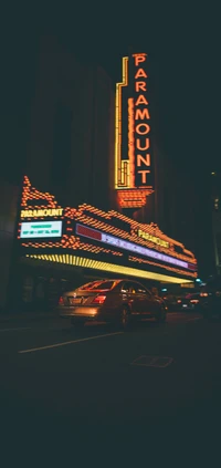 Neonfassade des Paramount Theaters um Mitternacht beleuchtet